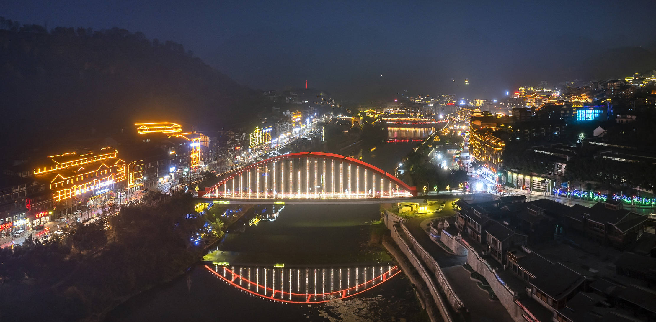 2023年2月14日,广东省湛江市徐闻县曲界镇勇士农场田地里,农工们利用