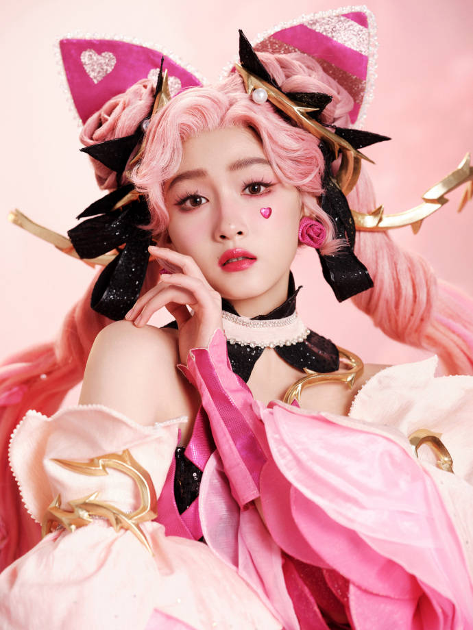 关晓彤惊艳COS粉系孙尚香 蔷薇甜心妆少女感满满_造型_爱心_游戏