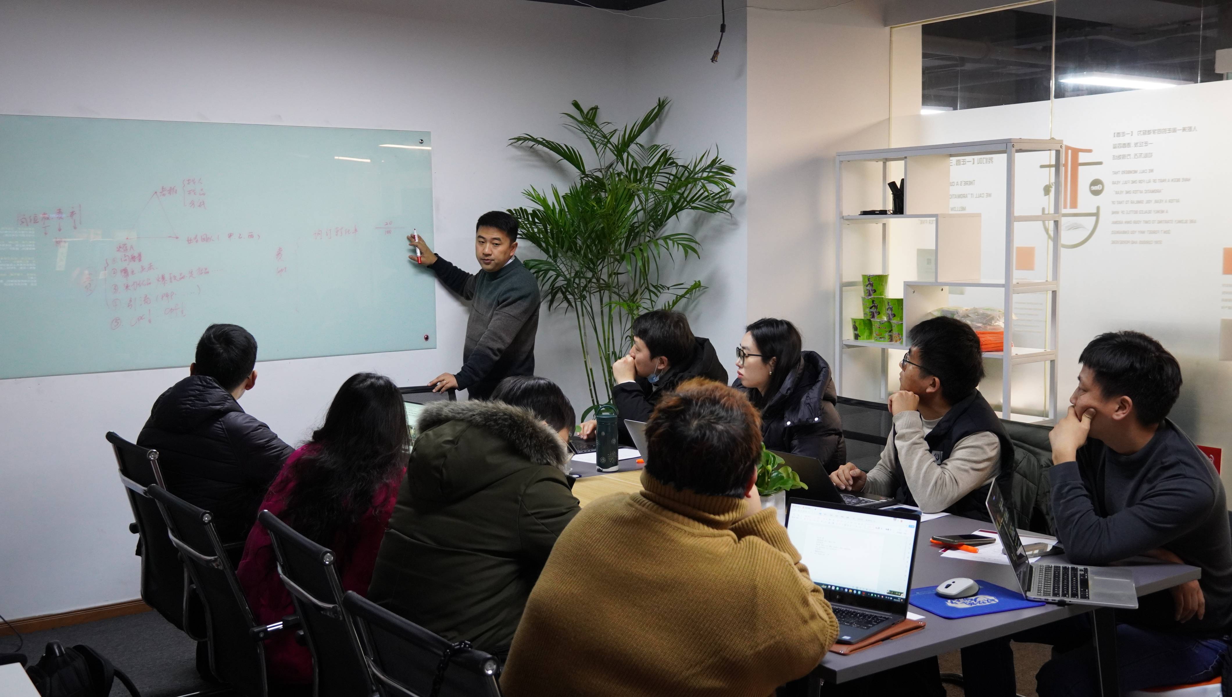 安徽聚星石ceo费逢源通过"使命","团队管理","机制设定"三个主题讲解