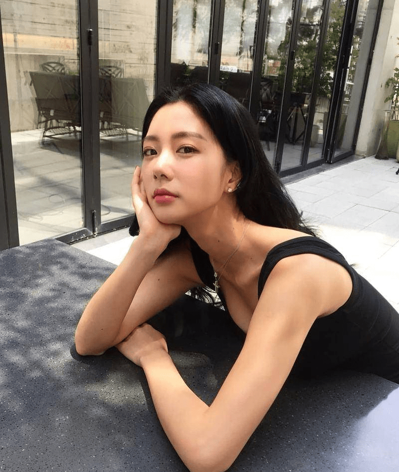 亚洲第一美女惊艳亮相!克拉拉写真曝光,完美身材引发热议,你心动了吗?