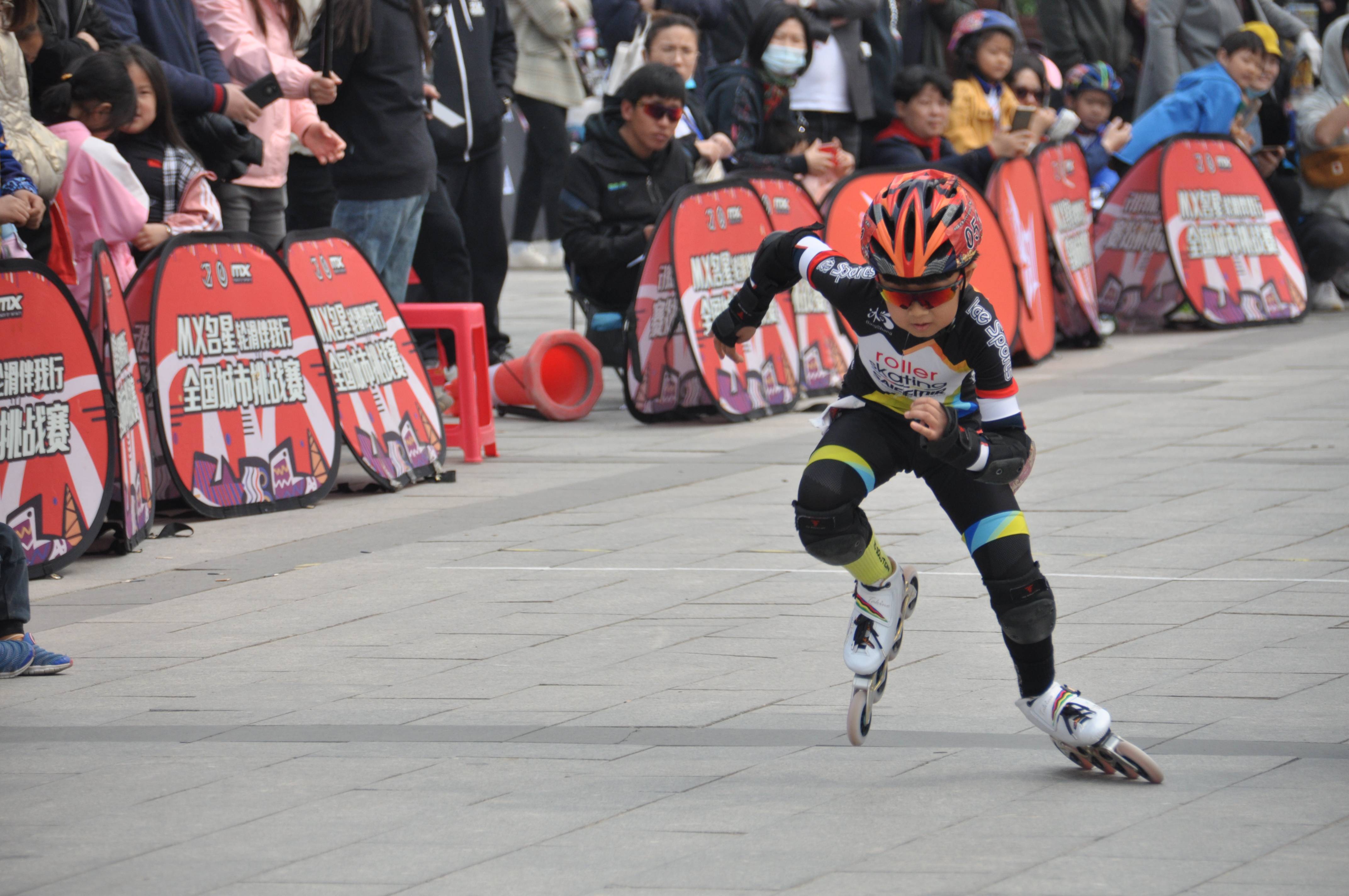 赛况速递|mx名星伴我行燕郊站,冰尚轮滑1金1银3铜_比赛