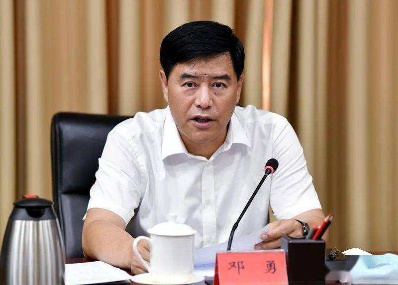 省委常委,政法委书记邓勇主持会议并讲话.聚焦政法热点,发布权威信息