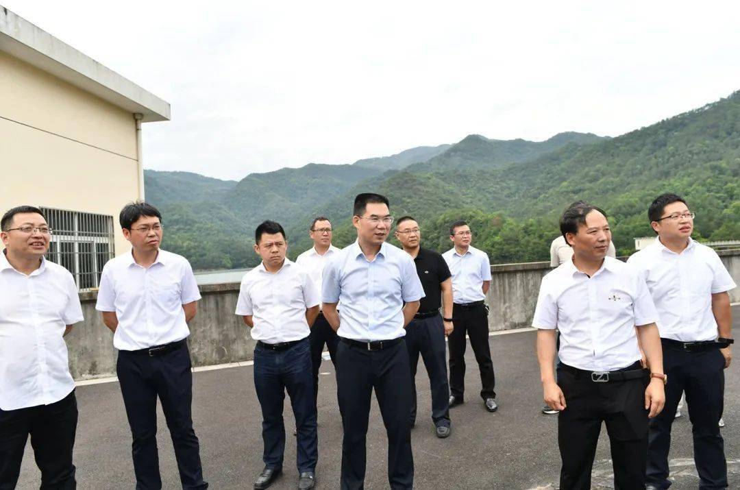 在广福西街西范小区路段,傅显明向江北街道,西范小区负责人了解内涝