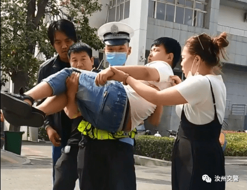 汝州交警突然上演豪横公主抱