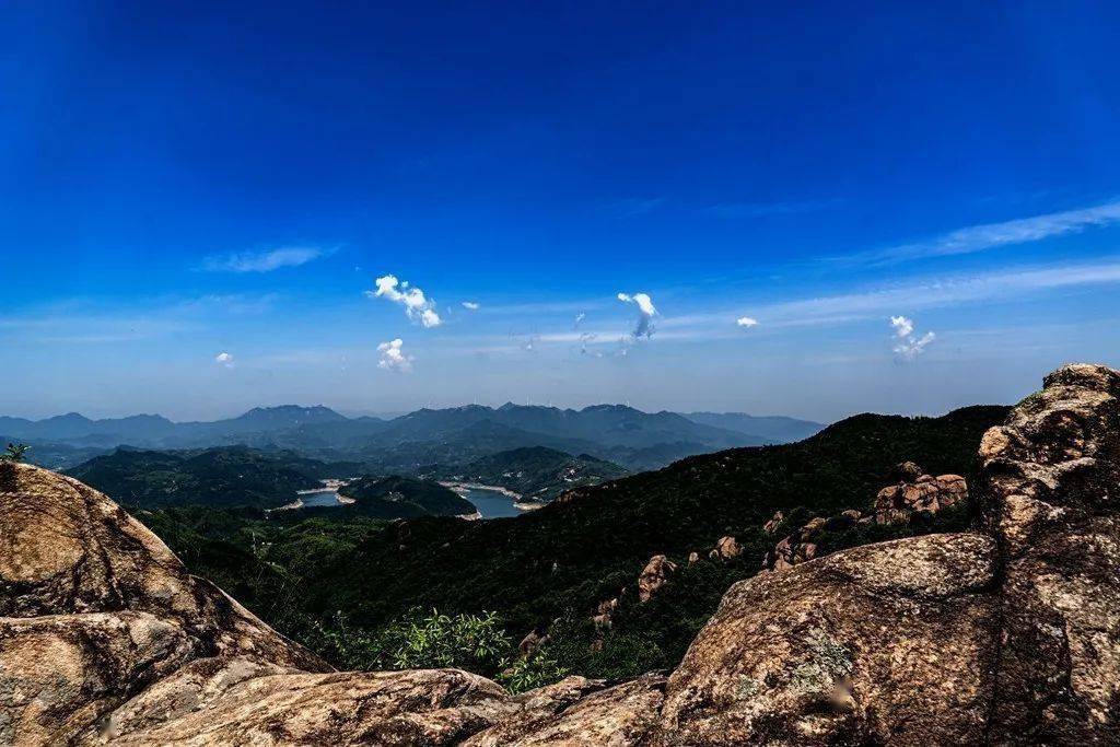 在千年古寨上看梅山风光不一般