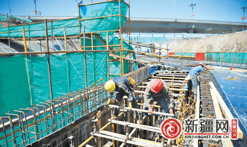 6月1日,在新醫路西延新建工程六標段施工現場,工人在進行鋼筋綁紮.