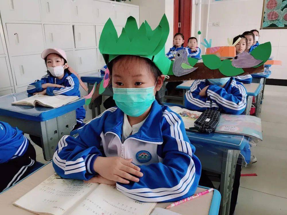 日照这群小神兽头戴一米帽复学火了