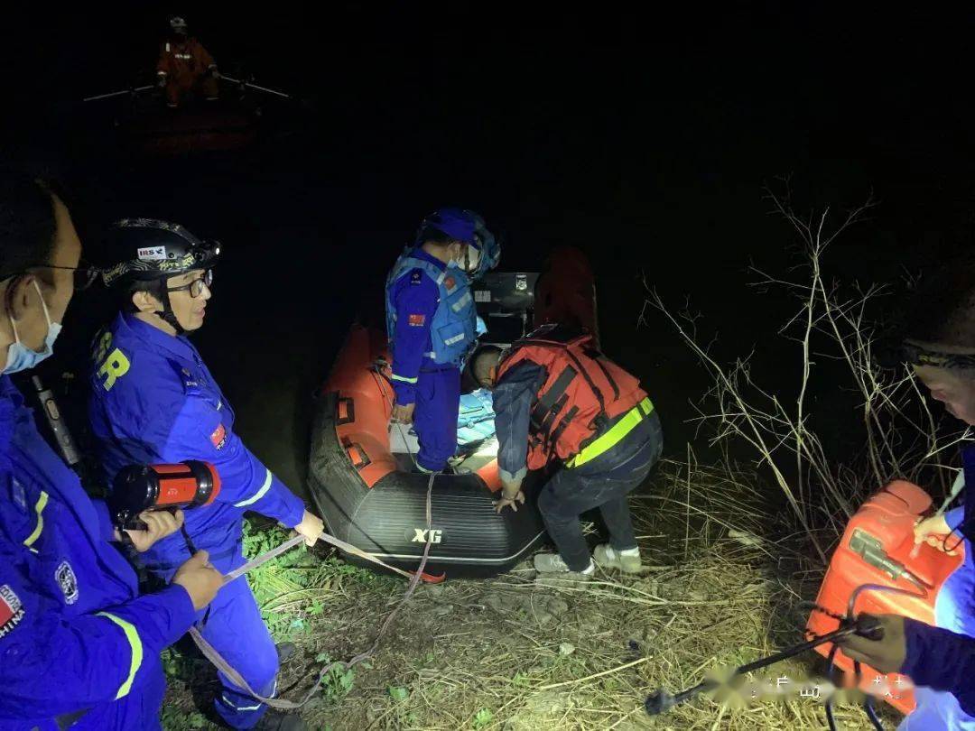 隊員們將溺水者遺體移交警方後收隊