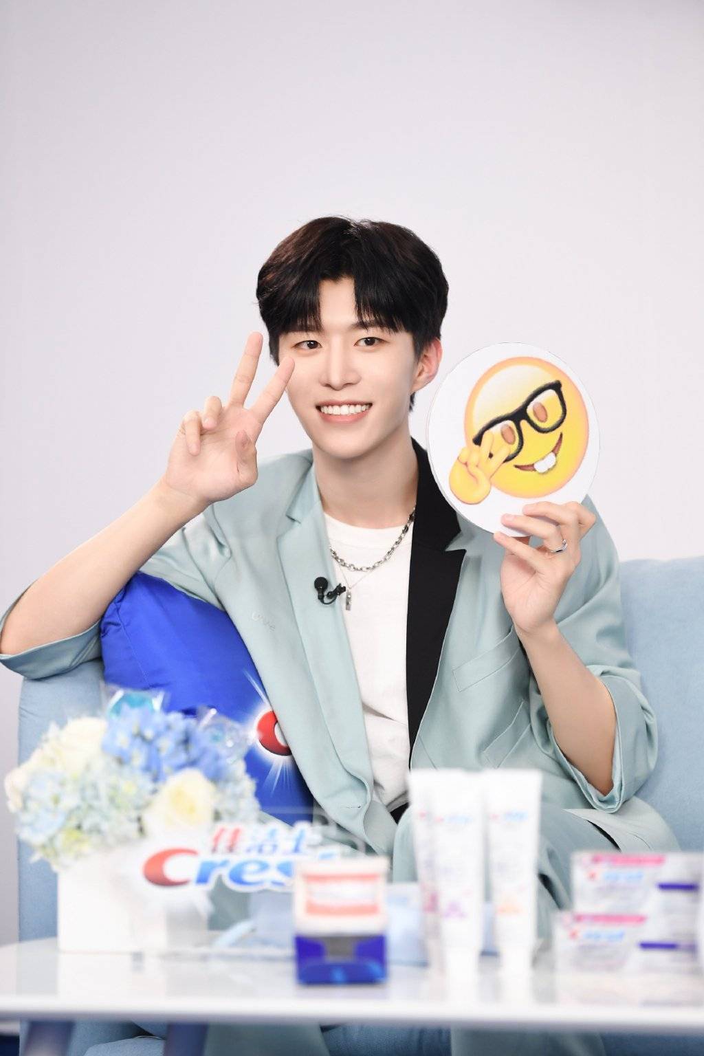 范丞丞六一直播高清现场图释出 好想拥有这么可爱的大白牙男友!_小丞