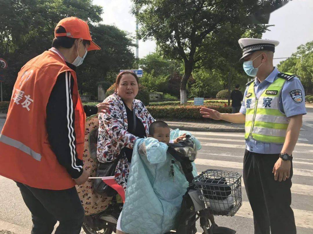 蒋王街道老人接送小孩安全隐患多社区看在眼里急在心里文明交通岗守护