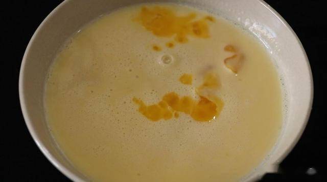 过滤好的蛋奶糊是比较细腻的,加入隔水化开的黄油,搅拌均匀.