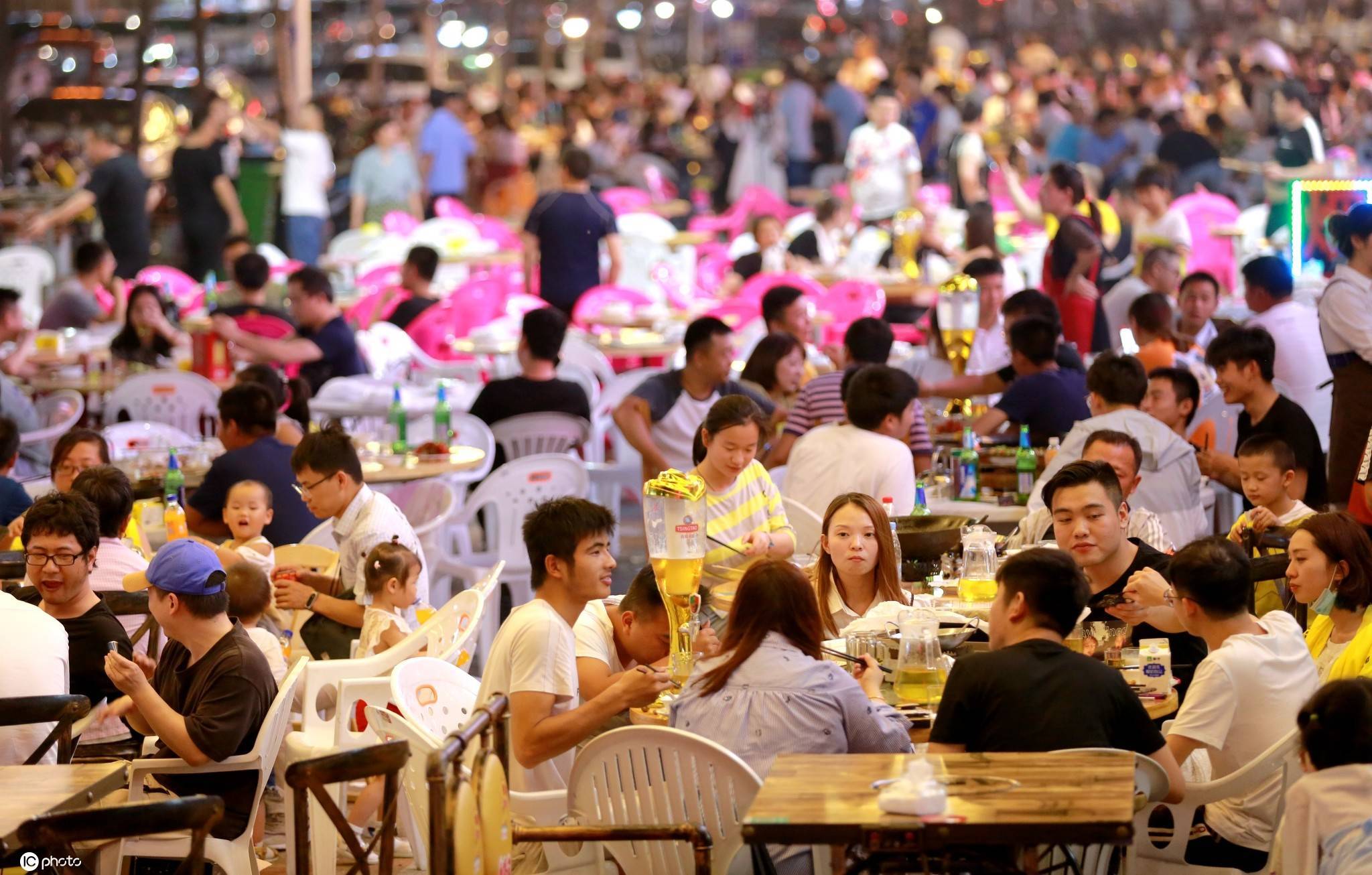 烟火气点亮夜经济02逛吃逛吃的夜市很繁华满满幸福感