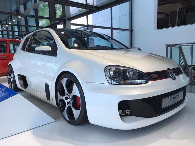 全球唯一的12缸高尔夫,用的是宾利引擎,去博物馆才能看到