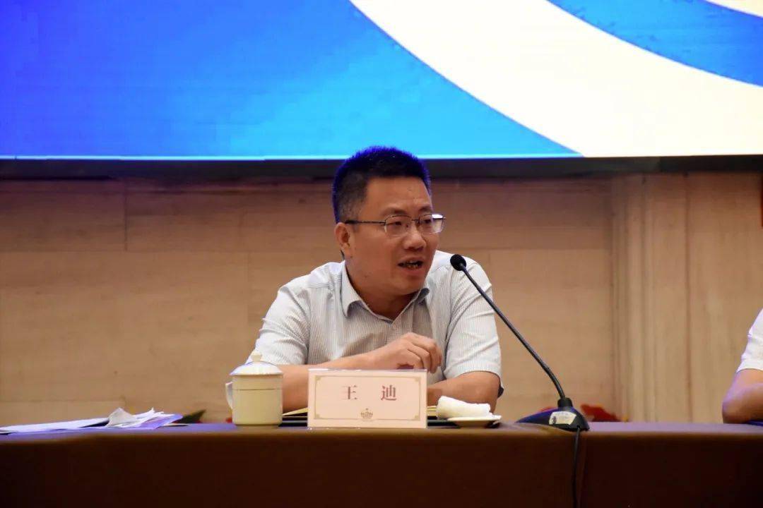 镇长王迪在会上作重要讲话王迪在会上强调,在当前形势下企业要有发展