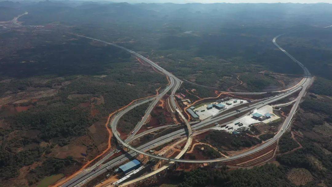 石泸高速公路(红河段)石泸高速公路全长51.