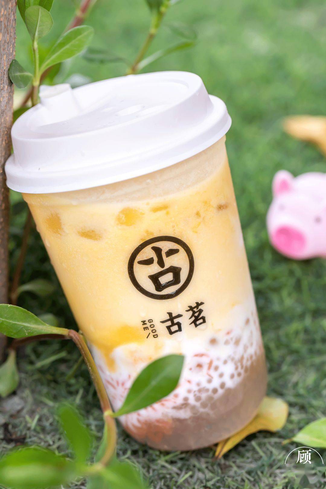 大吸一口酸甜的西柚果肉顺滑甜润的芒果冰沙软糯的西米露爽弹的