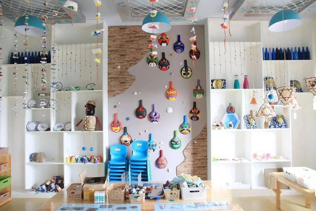 幼儿园美工室是充满美感的艺术空间,创意用心的环境可以让孩子尽情