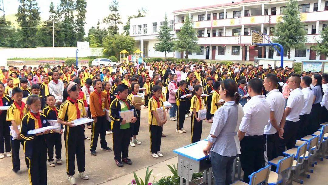 丘北爱心企业到腻脚乡大铁小学献爱心