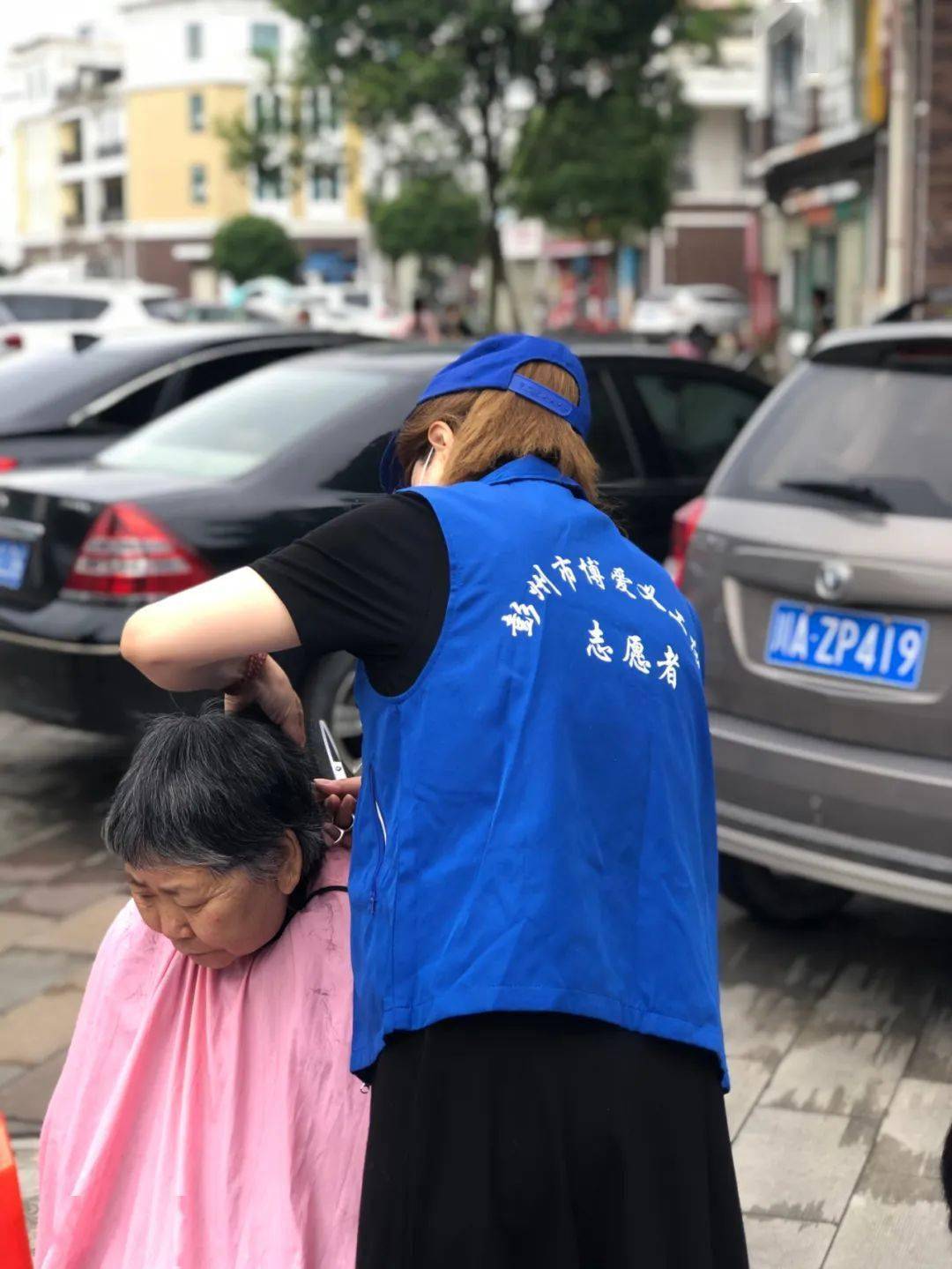 志愿服务送关怀义务理发暖人心