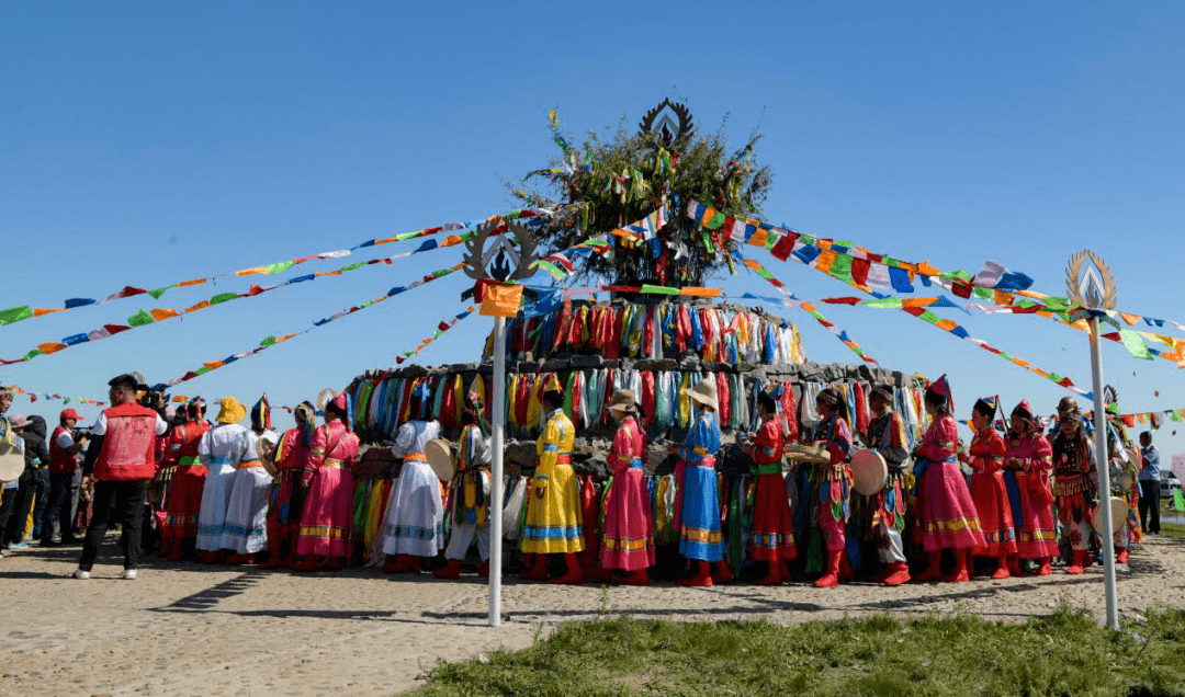 较少的一个民族,全国不足两万人,鄂温克人解放前分为"通古斯","索伦"