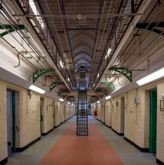 这样设计的目的是为了防止囚犯间产生任何"腐化"的接触.