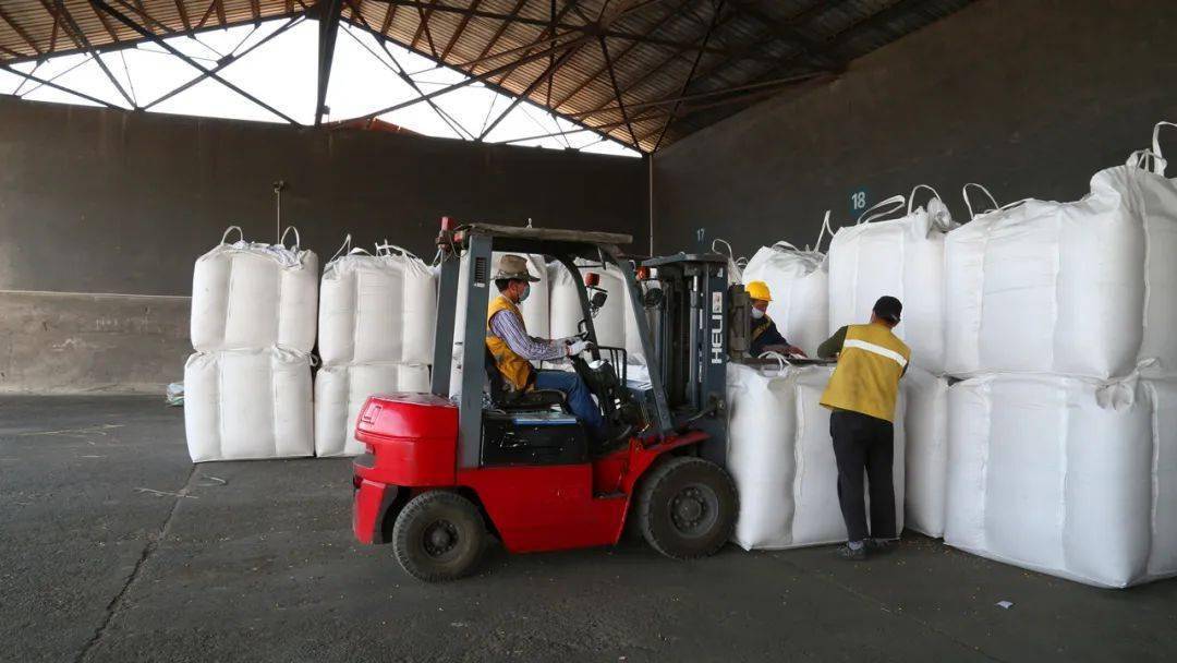 【五个确保,五个见实效】奎货中心:棚车试装吨袋玉米 助力货运上量