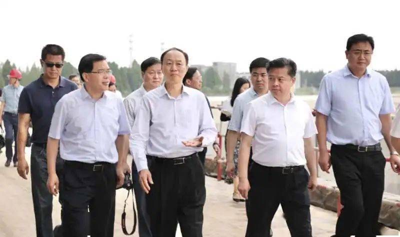 5日,副省长马秋林来镇检查新孟河河长制工作,市委副书记,代市长徐曙海