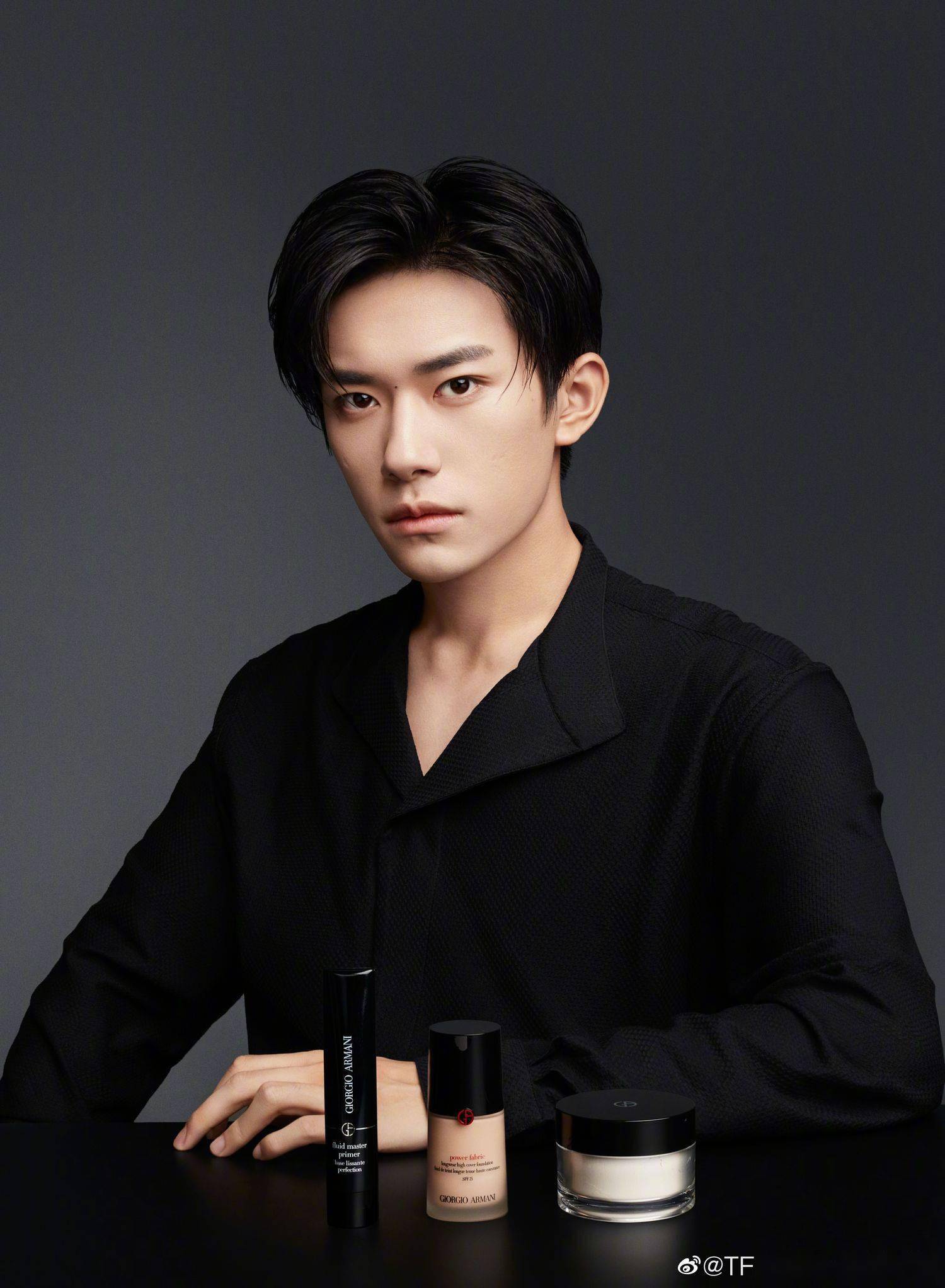 易烊千玺黑衬衫成长对比向,谁能拒绝黑衬衫的千玺呢