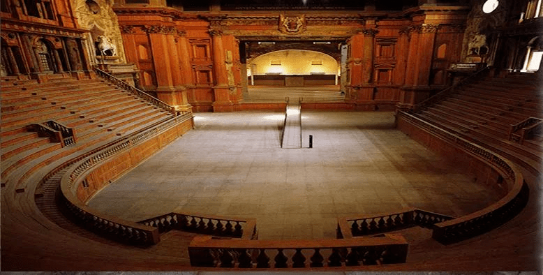 修缮后的法尔内塞剧院舞台由宽变窄,由浅变深,这就和原来罗马半圆形的