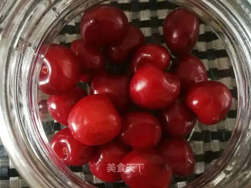 在这个吃樱桃的好时候来做一杯酸甜可口的樱桃酒吧