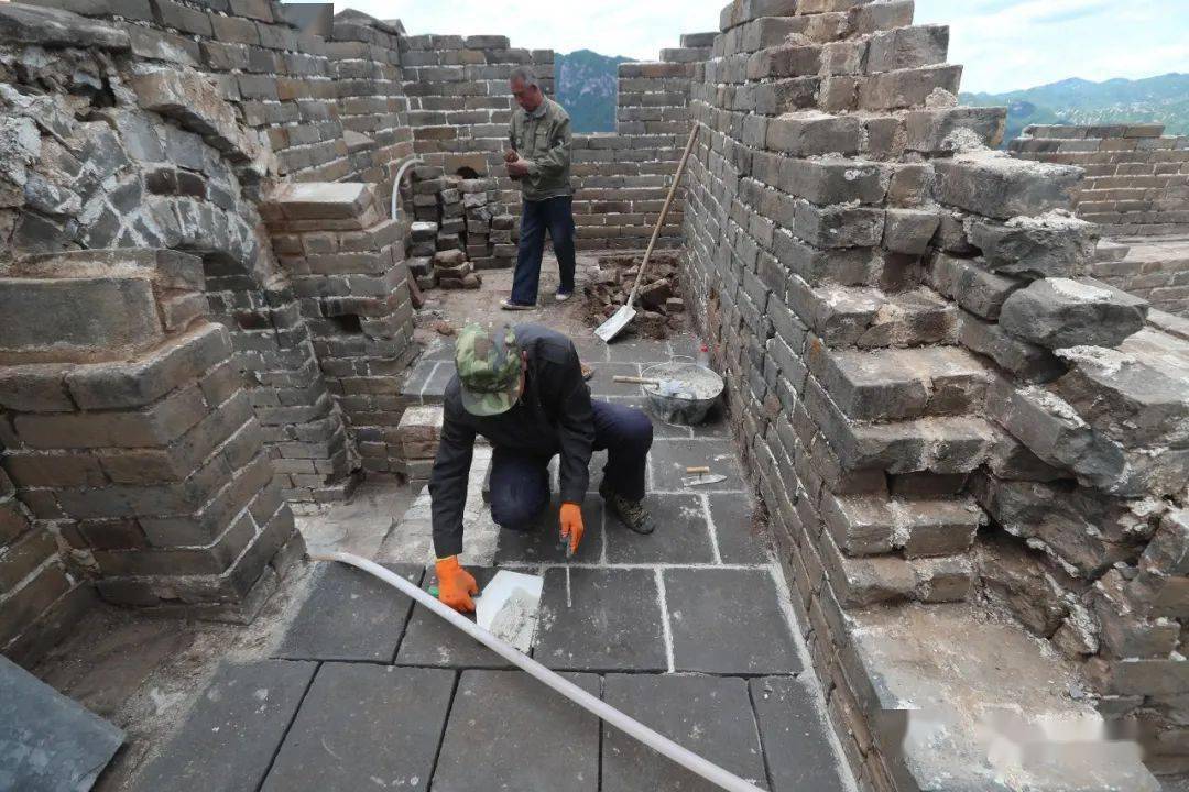 北京箭扣长城修缮物料全靠骡驮人背运上山脊