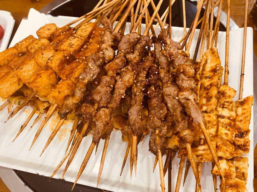 定州这家的烧烤店每天卖出上万串一份小龙虾不到十块钱