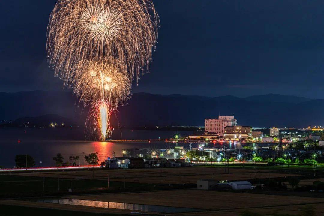 壮观 日本全国163处晚8点同时点燃花火 一亿多人共同祈福疫情散去 烟花