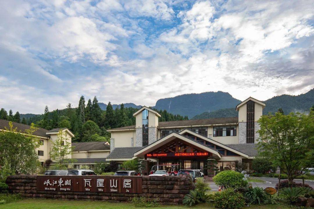 里的五星度假型酒店岷江东湖·瓦屋山居度假酒店藏在花丛仙境的酒店