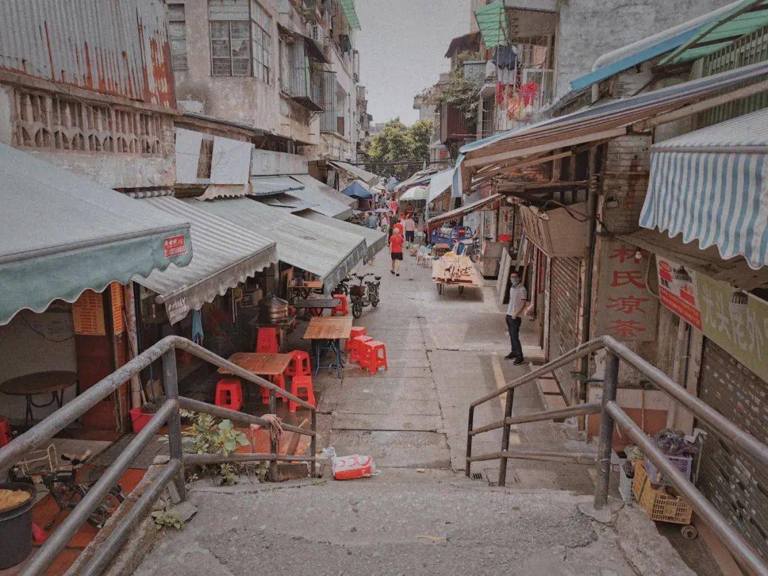 人称"下水道"的龙导尾市场,想找到也不难,面对龙溪首约,左边有条小