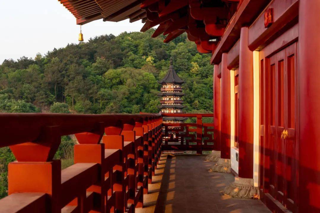 如今屹立在牛首山东峰上的弘觉寺塔是明正统年间重修而成.