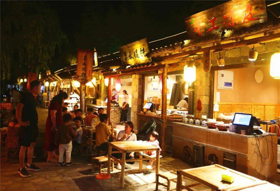 竹泉村美食街图片