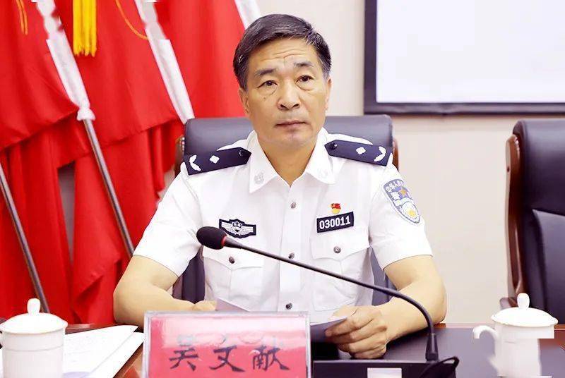 李胜平同志宣读《关于对全国"两会"安保工作成绩突出集体和个人予以表