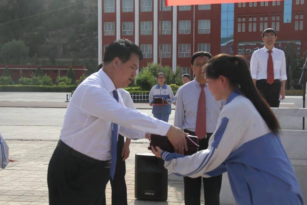 石楼中学举行2020届高三毕业典礼