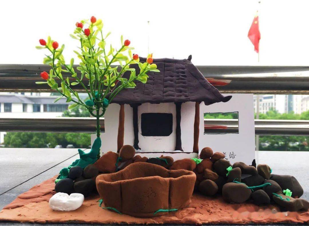 桂花亭在学校后山,一到秋天,满园的桂花树上开满了金灿灿的桂花,香味