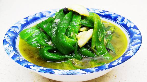 辣椒不要再炒着吃了,试试这种新做法,水里一煮,太香了