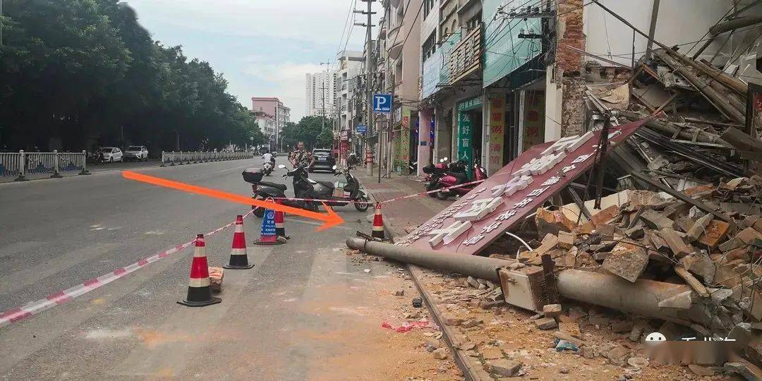 車頭完全撞進民房,海角路44號,46號和48號的三間民房受損,其中46號