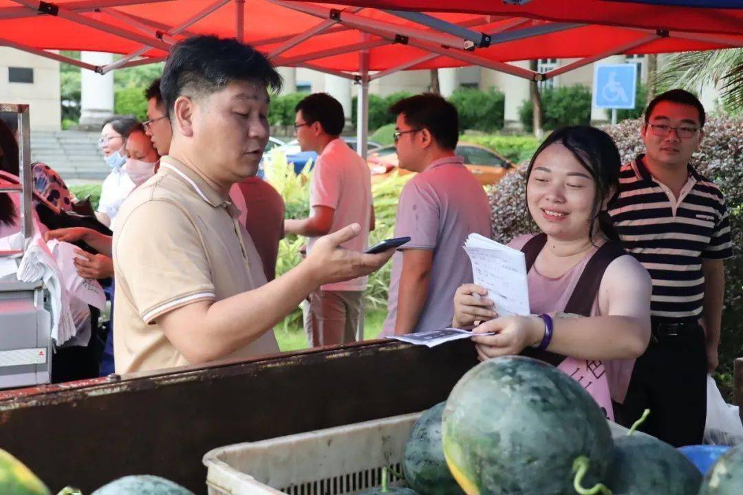 现场售卖效果良好,农产品几乎全部卖光.