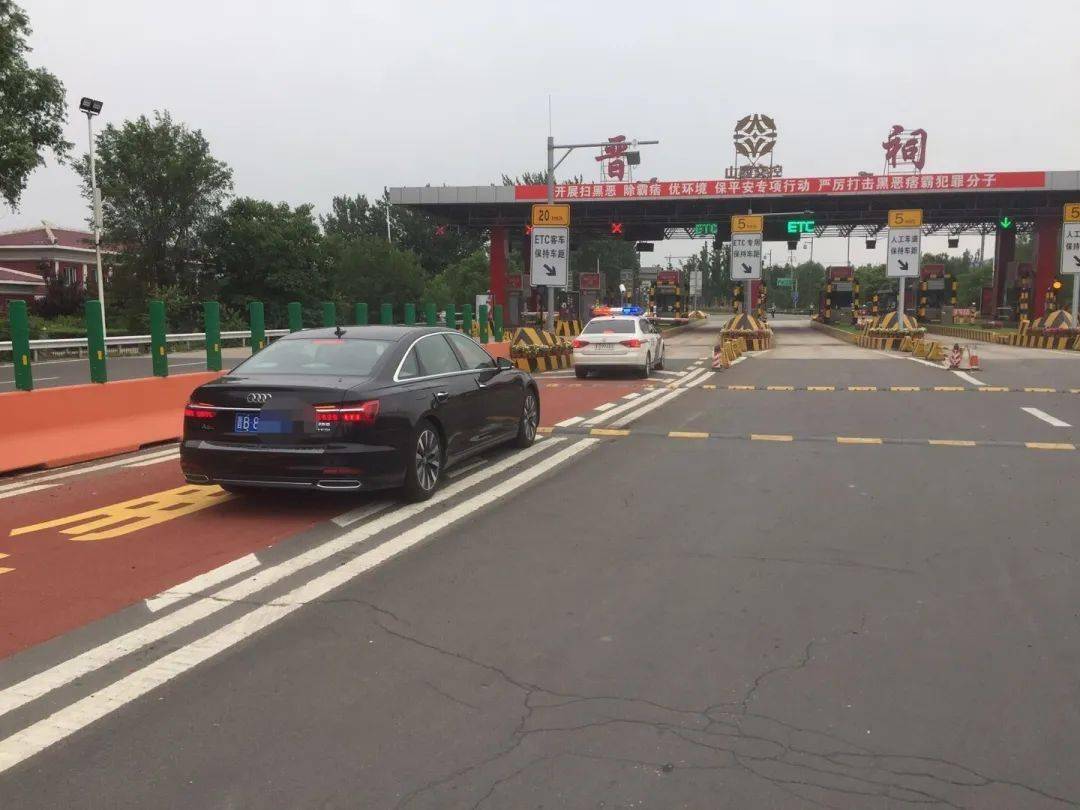 为了确保患儿乘坐的车辆安全,快速通过高速,大队派民警赵伟,李斌分别