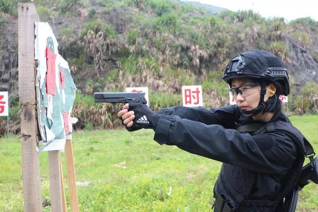 果断开枪这个美女警花火了