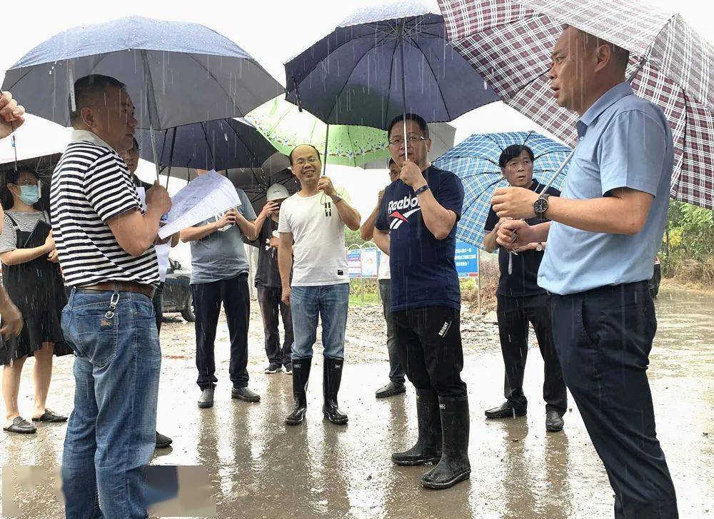 吕新江一行实地查看了市域外配水工程大桥节点,6#工作井及市污水处理