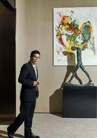 王中军与他的藏品 (图片来自网络)说起华人收藏家,就不得不提及近些年