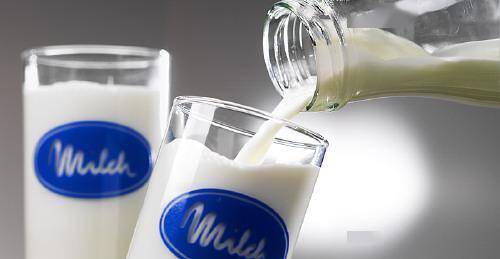 脱脂奶比全脂奶更健康？营养师辟谣：年轻人，不要过分追求它。