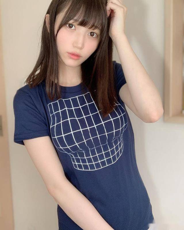 正面效果拔群侧面效果泄气日本女团妹子演示光学丰胸衣