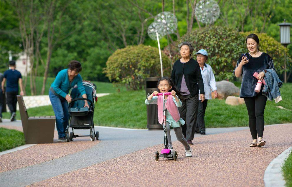 公园通过引进"周末集市"为市民游客打造不同的社群性活动增加市民休憩